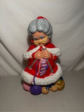 Vintage  Mrs. Claus ceramic Knitting Figurine Atlantic Mold Christmas decor